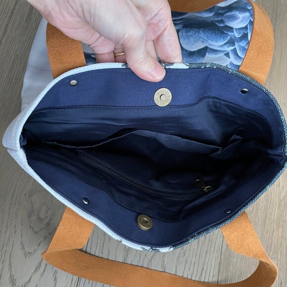 Ocean Shore Landscape Lined Textile Tote Bag w Magnetic Closure Blue Sz OS NWOT - Picture 7 of 11